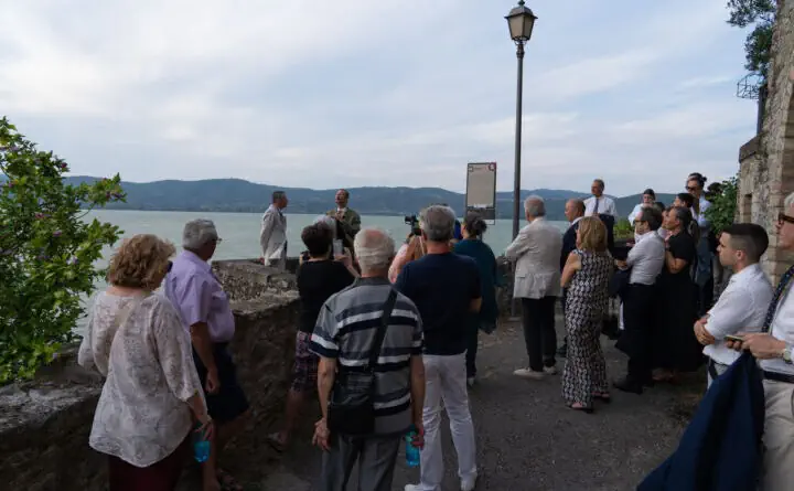 Folla sul trasimeno durante la Passeggiata Festival dei Tramonti